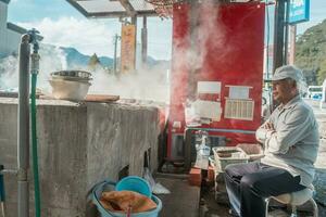 beppu,oita,kyushu,giappone - ottobre 15, 2018 un' uomo bollito uova nel hots Pring acqua foto