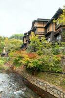 caldo primavera città, Kurokawa onsen, ryokan e ponte, Kurokawa a mattina, Kumamoto, kyushu, Giappone foto