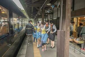 Kumamoto, Kyushu, Giappone - ottobre 19, 2018 bambini a piattaforma nel kyushu, treno stazione foto