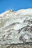 paesaggio montano innevato foto