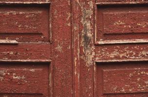 Close up della vecchia porta di legno marrone intemperie sfondo foto