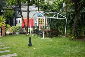 Casa forma telaio nel giardino cancello nel il parco foto