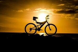 montagna bicicletta al di sopra di il tramonto foto