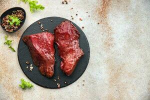 crudo vitello Manzo carne fresco pasto cibo su il tavolo copia spazio cibo sfondo rustico superiore Visualizza foto