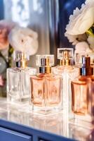 lusso profumo bottiglie su Schermo a un' presentazione, donne fragranza profumo nuovo esclusivo collezione, post-elaborato, generativo ai foto