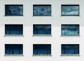 modello blu finestra bicchiere su Hotel buliding foto