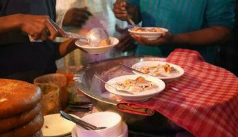 servendo dahi vada a zakaria strada durante eid al-Fitr vicino nachoda Masjid foto