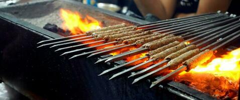 fabbricazione di seekh kebab a zakaria strada durante eid foto