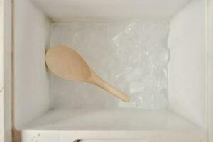 ghiaccio con un' mestolo nel il freddo Conservazione serbatoio foto