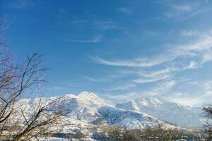 montagna valle nel inverno. escursioni a piedi e alpinismo. superiore Visualizza di il montagna gamma di il tien Shan montagne nel Uzbekistan foto