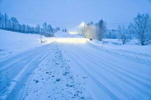 inverno paesaggio nel Scandinavia. nevoso strada con neve coperto alberi. paesaggio foto