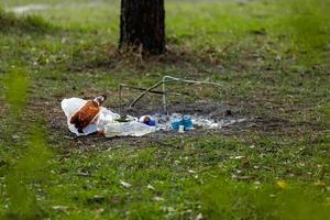 un mucchio di spazzatura nel parco forestale vicino al sito del falò foto