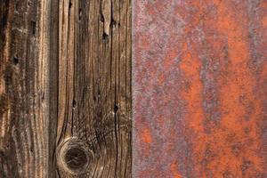 metallo arrugginito e parete in legno