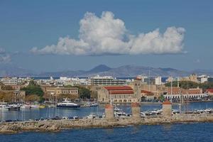 Porta Marina e le fortificazioni della città vecchia di Rodi, Grecia foto