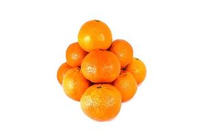 mandarini arancioni isolati su sfondo bianco foto
