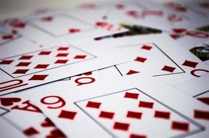 carte da gioco rosse nel caos foto