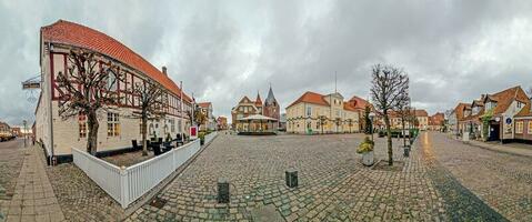 panoramico Visualizza al di sopra di centrale piazza di piccolo danese cittadina ringkobing nel Jutland foto