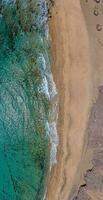 verticale fuco panorama su un' tropicale sabbioso spiaggia con Surf foto