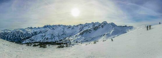 Visualizza su neve coperto montagne nel Austria foto