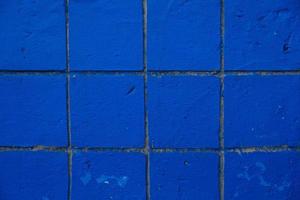 piccolo blu esposto alle intemperie e piastrelle danneggiate parete texture di sfondo foto