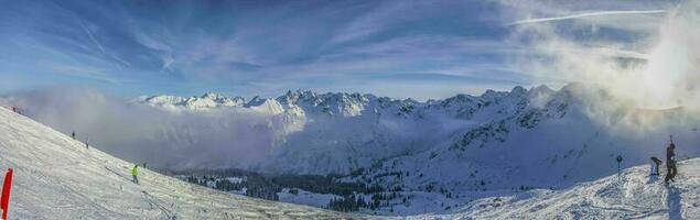 Visualizza su neve coperto montagne nel Austria foto