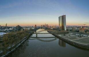 aereo panoramico immagine di deutschherrnbridge con francoforte orizzonte durante Alba foto