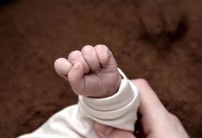 mano del bambino del bambino si chiuda foto