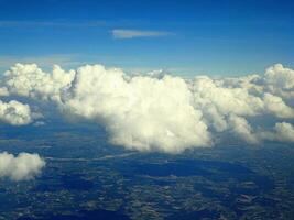 interessante visualizzazioni a partire dal il aereo finestra su un' caldo estate giorno foto