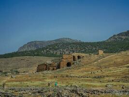 vecchio rovine di il romano terme città di hierapolis su il luogo di il attuale veleno su un' caldo estate soleggiato giorno foto