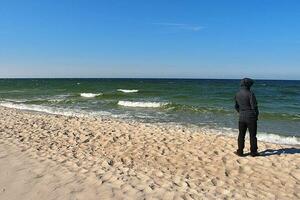 paesaggio di il blu baltico mare nel Polonia e il spiaggia su un' soleggiato caldo giorno foto