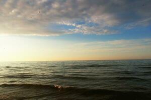 paesaggio di il blu baltico mare nel Polonia e il spiaggia su un' soleggiato caldo giorno foto