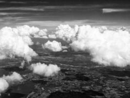 interessante visualizzazioni a partire dal il aereo finestra su un' caldo estate giorno foto