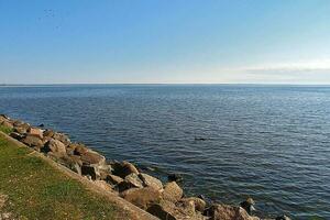 paesaggio di il blu baltico mare nel Polonia e il spiaggia su un' soleggiato caldo giorno foto