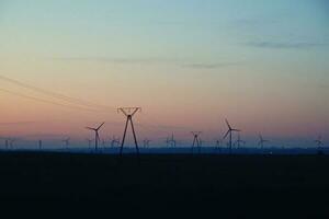 paesaggio con tramonto e vento azienda agricola mulini a vento dopo buio foto