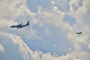 volante combattere aereo contro il blu cielo con nuvole su un' soleggiato giorno foto