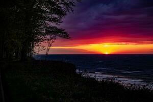 pittoresco calma tramonto con colorato nuvole su il sponde di il baltico mare nel Polonia foto