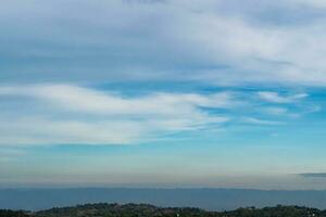 morbido blu cielo sopra il colline. bellissimo panoramico Visualizza natura paesaggio. foto
