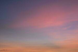 crepuscolo cielo. naturale tramonto o Alba cielo nel arancia, natura sfondo. foto