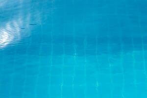 superficie di blu nuoto piscina sfondo. astratto bellissimo ondulazione onda acqua nel nuoto piscina. foto