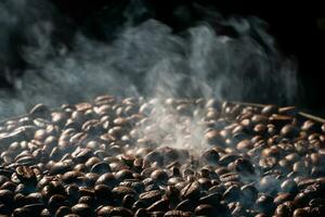 caffè fagioli torrefazione con Fumo, selettivo messa a fuoco, e morbido messa a fuoco. foto