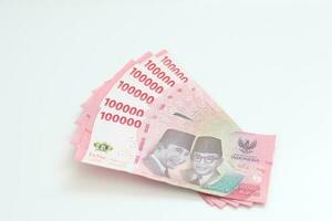 bogor, Indonesia - 2022. indonesiano rupia banconote serie con il valore di uno centinaio mille rupia idr 100.000 rilasciato da 2022. foto