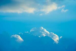 nuvole e blu soleggiato cielo, bianca nuvole al di sopra di blu cielo, aereo Visualizza, natura blu cielo bianca galloccia tempo atmosferico. foto