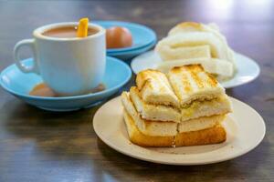 tradizionale prima colazione impostato e caffè, bollito uova e pane abbrustolito, popolare nel Singapore foto