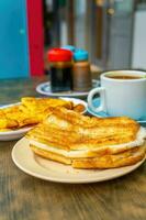 tradizionale prima colazione impostato e caffè, bollito uova e pane abbrustolito, popolare nel Singapore foto