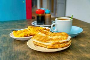 tradizionale prima colazione impostato e caffè, bollito uova e pane abbrustolito, popolare nel Singapore foto