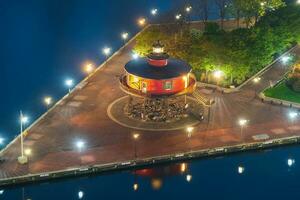 rosso faro a notte, il interno porto nel baltimora, Maryland foto