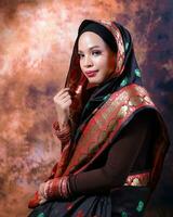 Sud est asiatico malese gara etnico origine donna indossare indiano vestito costume condividi multirazziale Comunità su Vintage ▾ sfondo foto