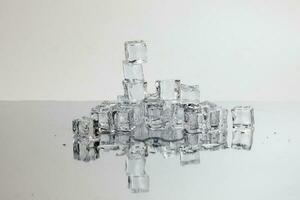ghiaccio cubo freddo congelare acrilico cristallo su bianca sfondo foto