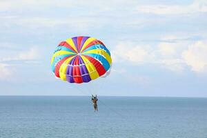 parasailing paracadute gratuito volando foto