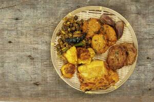 iftar impostato piaju pakora iniziatoi nero Ceci ghugni Patata chop date merenda fritte cibo foto